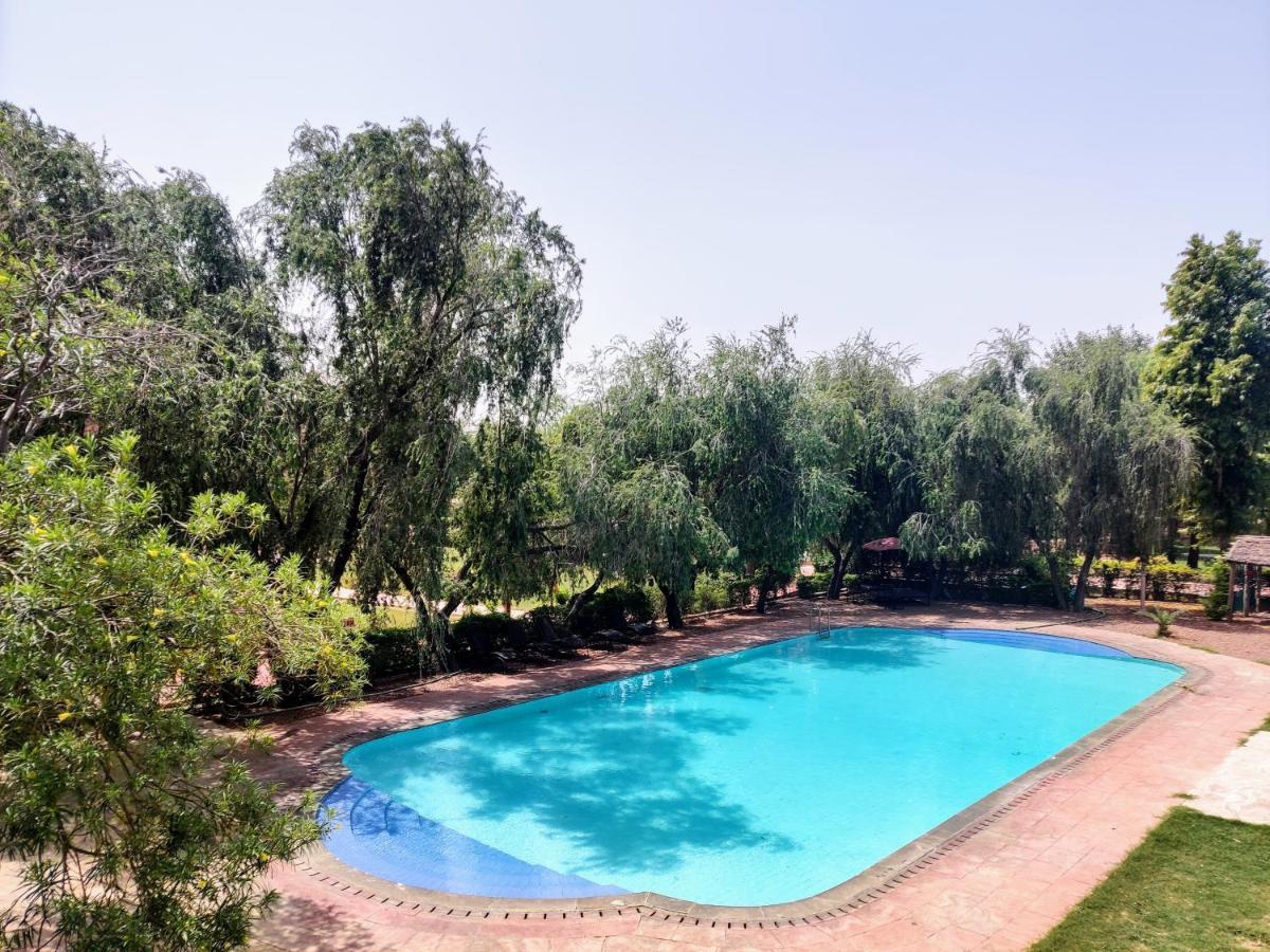 Umaid Palace - A Lakeside Heritage Palace Resort Near Jaipur Close To Bhangarh & Chand Baori Stepwell Abhaneri Dubbī Exterior foto
