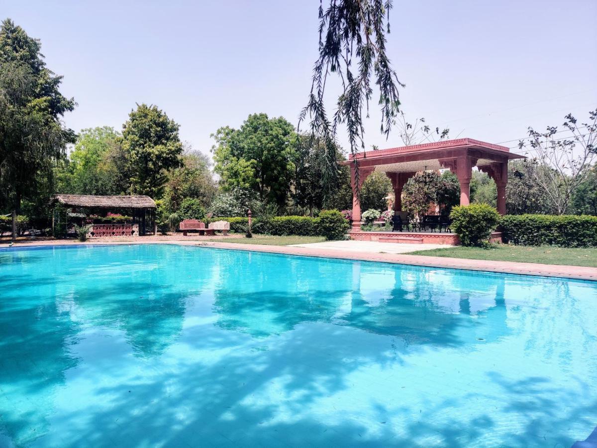 Umaid Palace - A Lakeside Heritage Palace Resort Near Jaipur Close To Bhangarh & Chand Baori Stepwell Abhaneri Dubbī Exterior foto