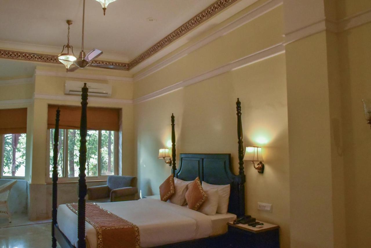 Umaid Palace - A Lakeside Heritage Palace Resort Near Jaipur Close To Bhangarh & Chand Baori Stepwell Abhaneri Dubbī Exterior foto