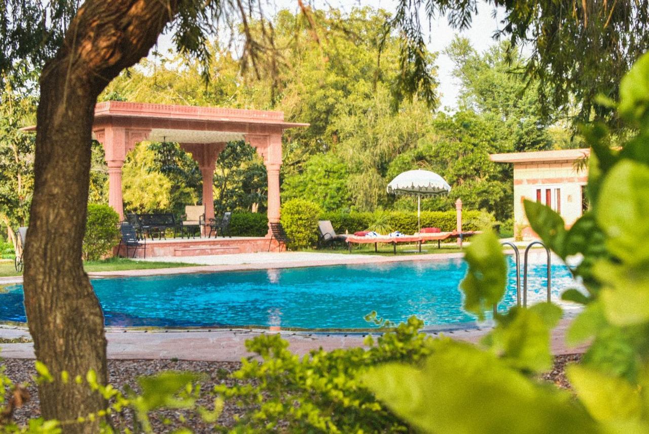 Umaid Palace - A Lakeside Heritage Palace Resort Near Jaipur Close To Bhangarh & Chand Baori Stepwell Abhaneri Dubbī Exterior foto