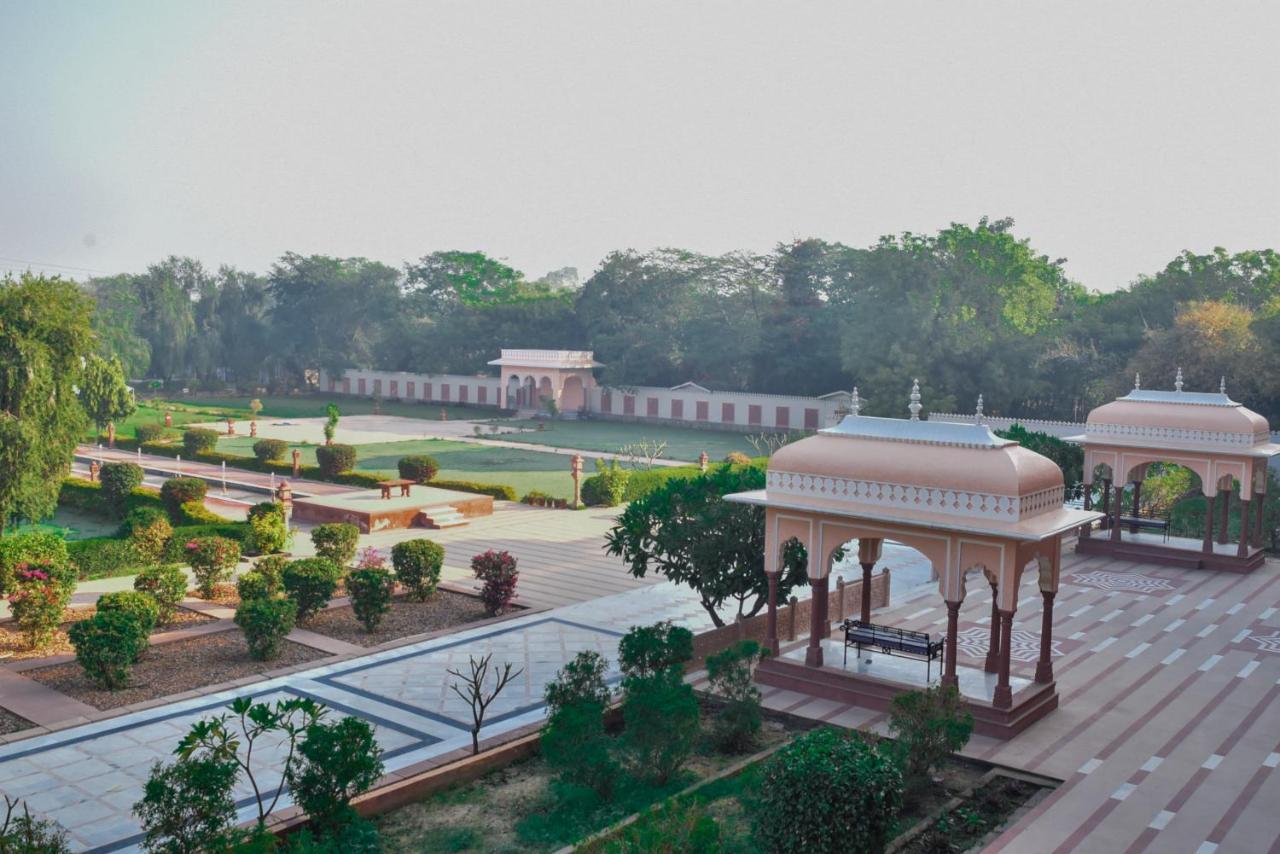 Umaid Palace - A Lakeside Heritage Palace Resort Near Jaipur Close To Bhangarh & Chand Baori Stepwell Abhaneri Dubbī Exterior foto