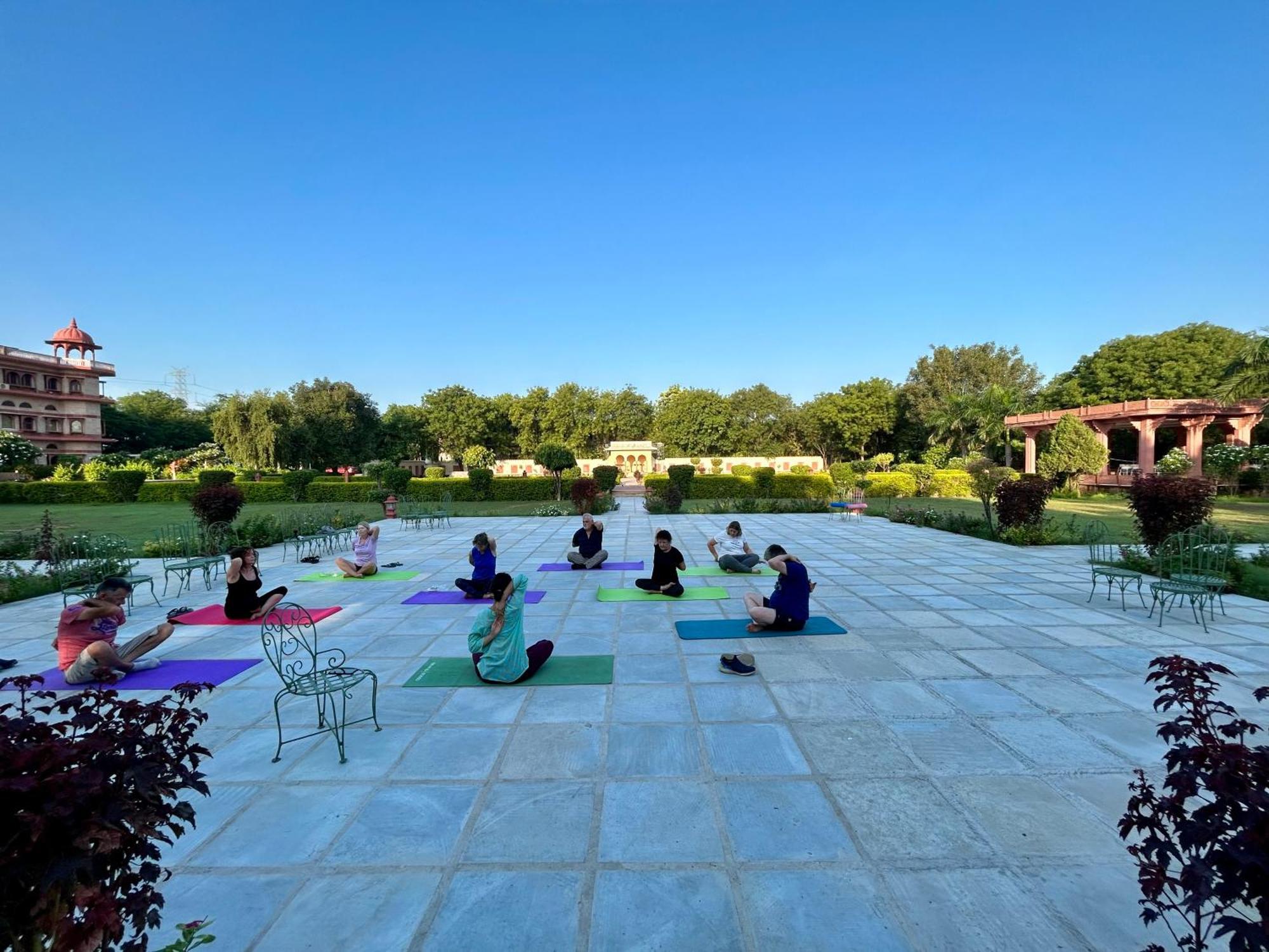 Umaid Palace - A Lakeside Heritage Palace Resort Near Jaipur Close To Bhangarh & Chand Baori Stepwell Abhaneri Dubbī Exterior foto