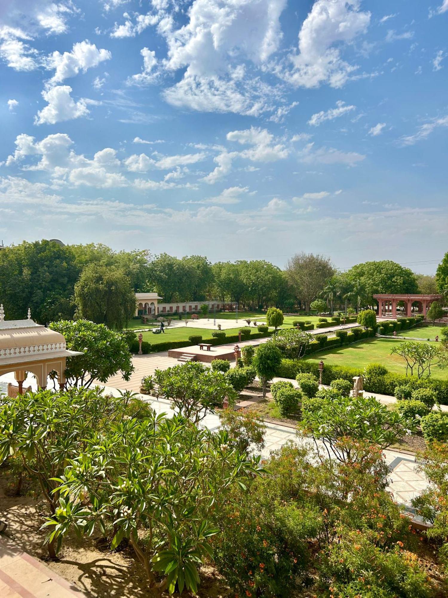 Umaid Palace - A Lakeside Heritage Palace Resort Near Jaipur Close To Bhangarh & Chand Baori Stepwell Abhaneri Dubbī Exterior foto