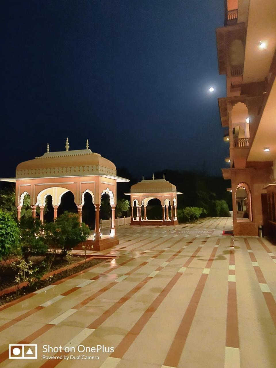 Umaid Palace - A Lakeside Heritage Palace Resort Near Jaipur Close To Bhangarh & Chand Baori Stepwell Abhaneri Dubbī Exterior foto