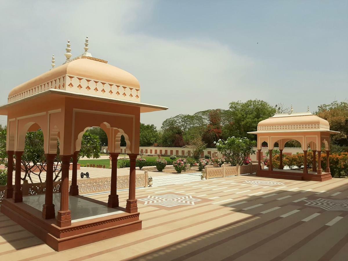 Umaid Palace - A Lakeside Heritage Palace Resort Near Jaipur Close To Bhangarh & Chand Baori Stepwell Abhaneri Dubbī Exterior foto