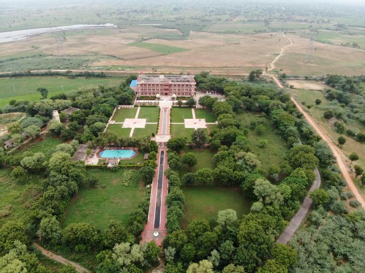 Umaid Palace - A Lakeside Heritage Palace Resort Near Jaipur Close To Bhangarh & Chand Baori Stepwell Abhaneri Dubbī Exterior foto