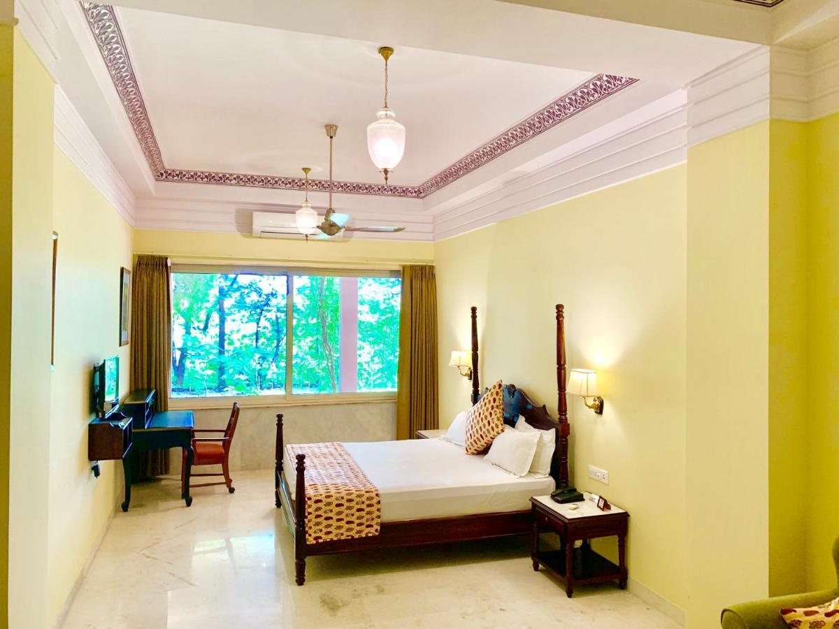 Umaid Palace - A Lakeside Heritage Palace Resort Near Jaipur Close To Bhangarh & Chand Baori Stepwell Abhaneri Dubbī Exterior foto